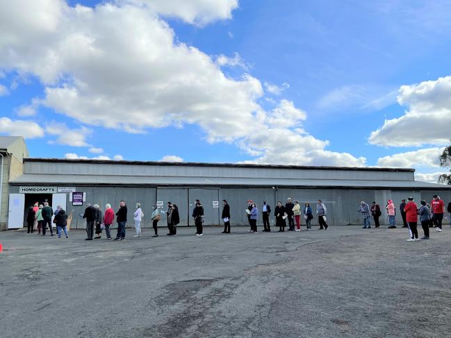 The line of early voters at the Ballarat Showgrounds polling booth on the morning of May 9.