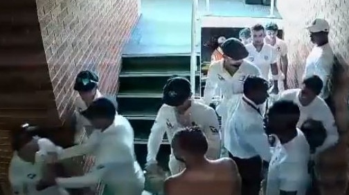 David Warner had to be restrained by teammates after getting into a heated exchange with South African Quinton de Kock.