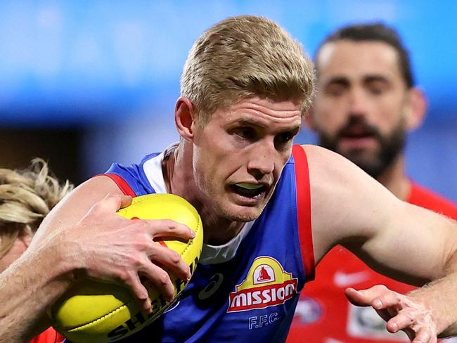 SYDNEY, AUSTRALIA - JULY 28: Tim English of the Bulldogs competes with Isaac Heeney of the Swans during the round 20 AFL match between Sydney Swans and Western Bulldogs at SCG, on July 28, 2024, in Sydney, Australia. (Photo by Brendon Thorne/AFL Photos/via Getty Images)