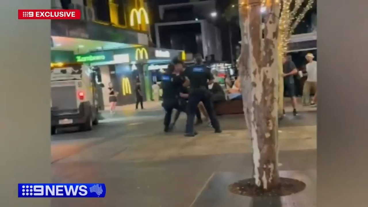 Police officer knocked out in brawl (Nine News)