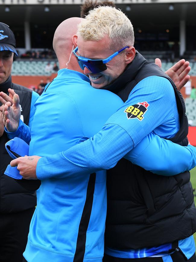 Lynn embraces Peter Siddle before making his Strikers debut in 2022.