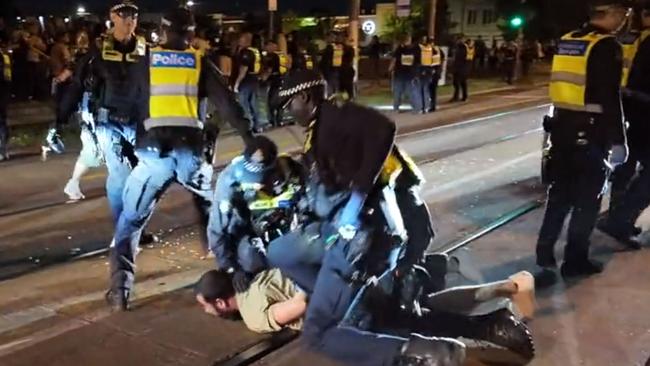 Pepper spray was used against Palestinian protestors who stormed a police line in Caulfield. Credit: Rukshan Fernando, @therealrukshan/Twitter