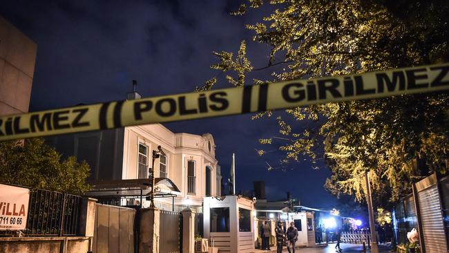 Saudi consul's residance is cordoned off by Turkish police as officers wait for forensic and investigation delegation at the residence of the Saudi consul in Istanbul, on October 16, 2018, the day after Turkish police and prosecutors searched the Saudi embassy after Riyadh gave the green-light amid global uproar over the disappearance of Saudi journalist Jamal Khashoggi since October 2. Saudi Arabia's consul to Istanbul Mohammed al-Otaibion on October 16, 2018 left the Turkish city bound for Riyadh on a scheduled flight, reports said, as Turkey prepared to search his residence in the probe into the disappearance of journalist Jamal Khashoggi.  / AFP PHOTO / Ozan KOSE (Photo by OZAN KOSE / AFP)