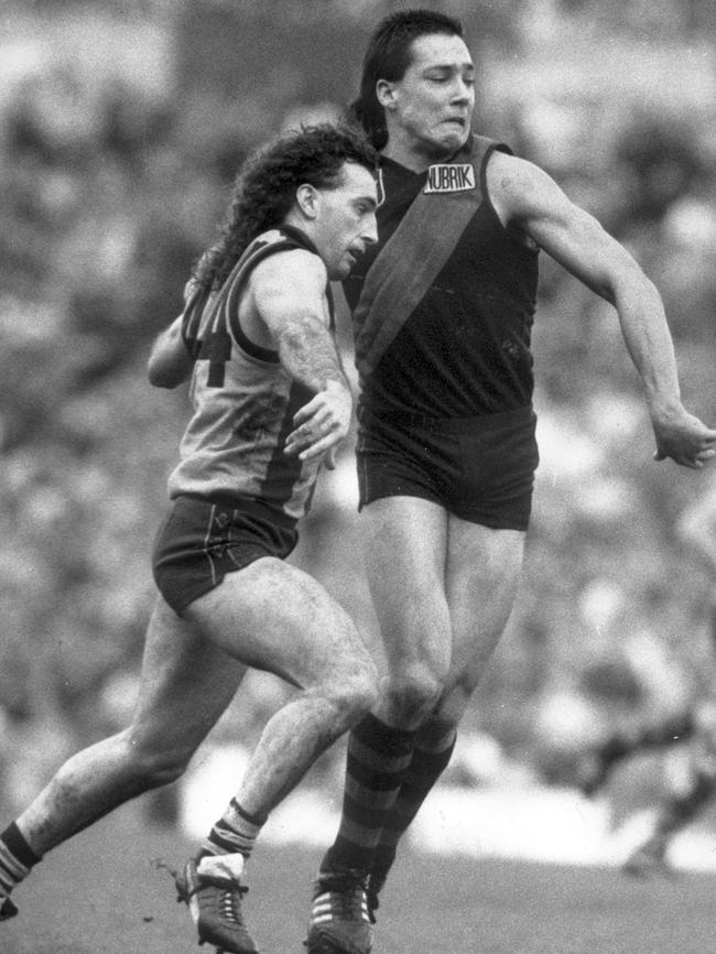 Hawthorn’s John Platten and Essendon’s Gary O'Donnell in 1988.