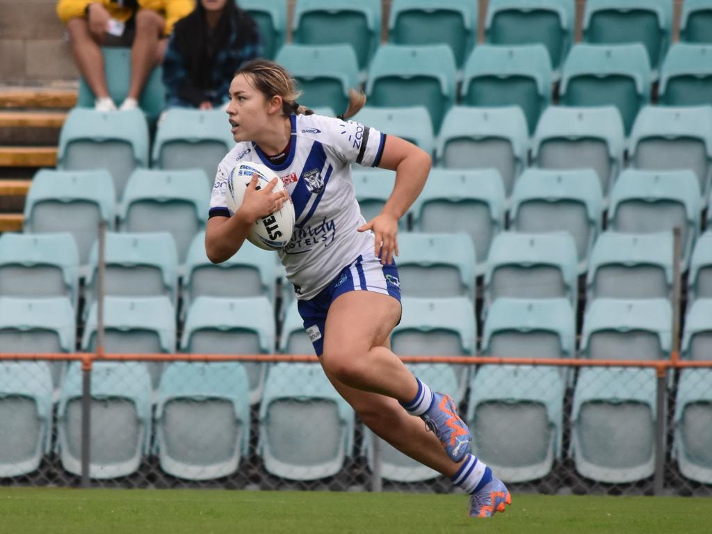 Abby Aros runs back at the defensive line. Picture: Sean Teuma/NewsLocal