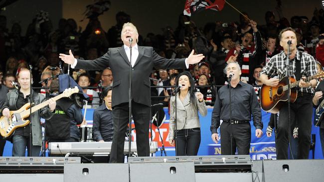 Farnham with Mark Seymour at the 2009 Grand Final. Picture: NCA.