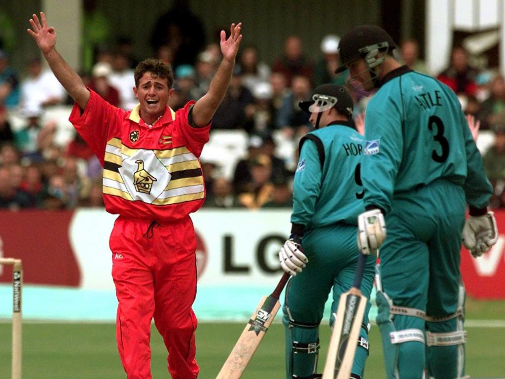Cricketer Guy Whittall (l) with Matthew Horne (c).
Cricket - New Zealand vs Zimbabwe World Cup match in Leeds 06 Jun 1999. a/ct
/Cricket/World/Cup