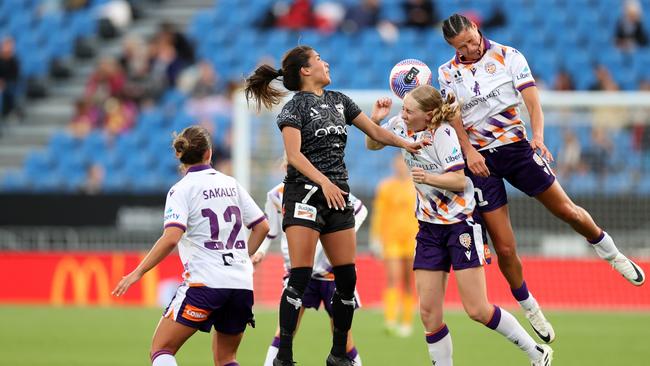 AUCKLAND, NEW ZEALAND - NOVEMBER 25: Chloe Knott of Wellington (C) competes for the ball during the A-League Women round six match between Wellington Phoenix and Perth Glory at Go Media Stadium, on November 25, 2023, in Auckland, New Zealand. (Photo by Fiona Goodall/Getty Images)