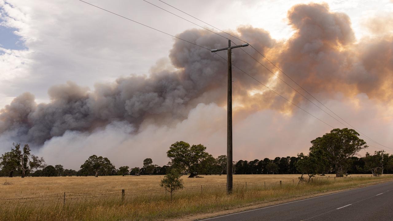 ‘Too late to leave’ warning for parts of Grampians, bushfire raging out of control