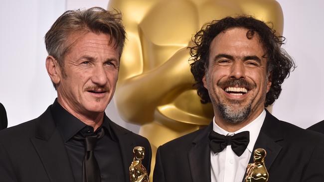 Sean Penn and Alejandro Iñárritu pose in the press room at this year’s Oscars.