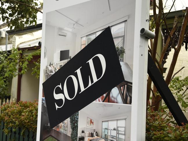 MELBOURNE, AUSTRALIA - NewsWire Photos OCTOBER 05, 2024: REAL ESTATE GENERICS - Sold sign on auction board. Picture: NewsWire / Andrew Henshaw