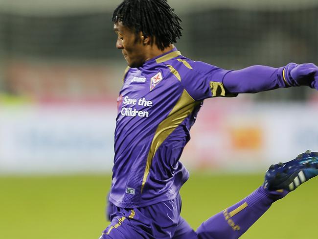 In this Jan. 25, 2015 Fiorentina's midfielder Juan Cuadrado kicks the ball during a serie A soccer match between Fiorentina and Roma in Florence, Italy. Fiorentina coach Vincenzo Montella has confirmed Friday, Jan. 30, 2015, Juan Cuadrado is set to complete a move to Chelsea, with Mohamed Salah moving on loan in the opposite direction. Cuadrado is expected to undergo a medical in London on Saturday ahead of signing a permanent deal with the Premier League club. (AP Photo/Fabio Muzzi, file)