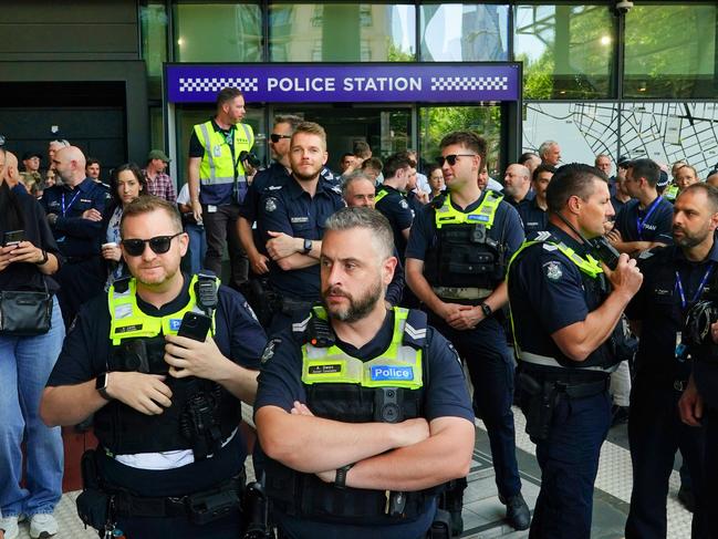 MELBOURNE AUSTRALIA – NewsWire Photos NOVEMBER 29, 2024: Police gather outside Spencer st HQ at 11 during industrial dispute. Picture: NewsWire / Luis Enrique Ascui