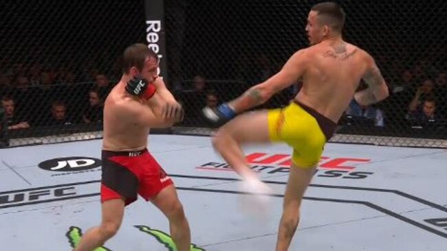 UFC: Brutal kick KO
