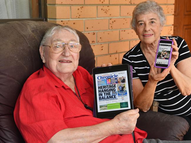 Ken and Lorraine Lee ready to follow the Fraser Coast Chronicle's news online. Photo: Alistair Brightman