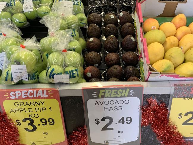 BRISBANE, AUSTRALIA - NewsWire Photos JANUARY 9, 2023: The cost-of-living pressures could bite harder in 2023 as popular policies introduced by the nationÃs major supermarket chains come to an end. Avocados at IGA. Picture: NCA NewsWire/Tertius Pickard