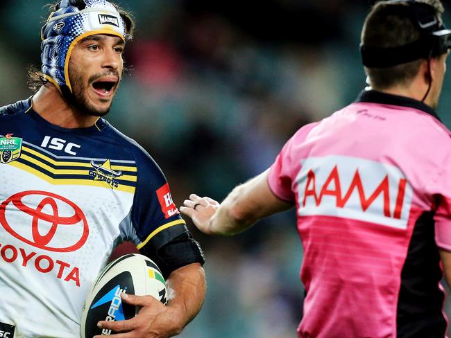 Johnathan Thurston argues with Gavin Badger during the Sydney Roosters v North Queensland Cowboys Semi-Final game at Allianz Stadium. pic Mark Evans