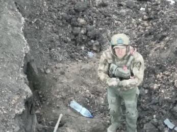 A Russian soldier desperate to survive after Ukrainian drones took out his entire unit used hand signals to surrender.