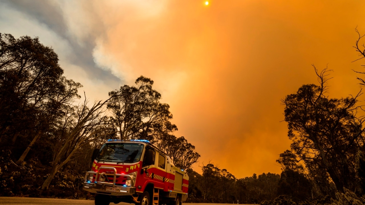 Tasmania facing total fire ban as bushfire conditions expected to worsen