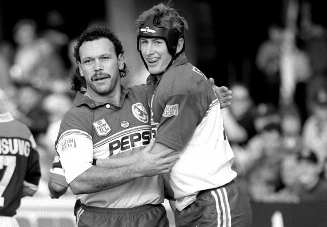 Cliff Lyons (L) and Steve Menzies, pictured in 1994, formed one of the most legendary ball-player, hole-runner combinations in rugby league.