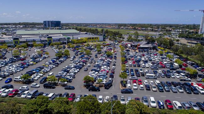 Heavy traffic along Brisbane road due to the Boxing Day Sales at Harbour Town Premium Outlets, Bigger Waters. Picture: Jerad Williams