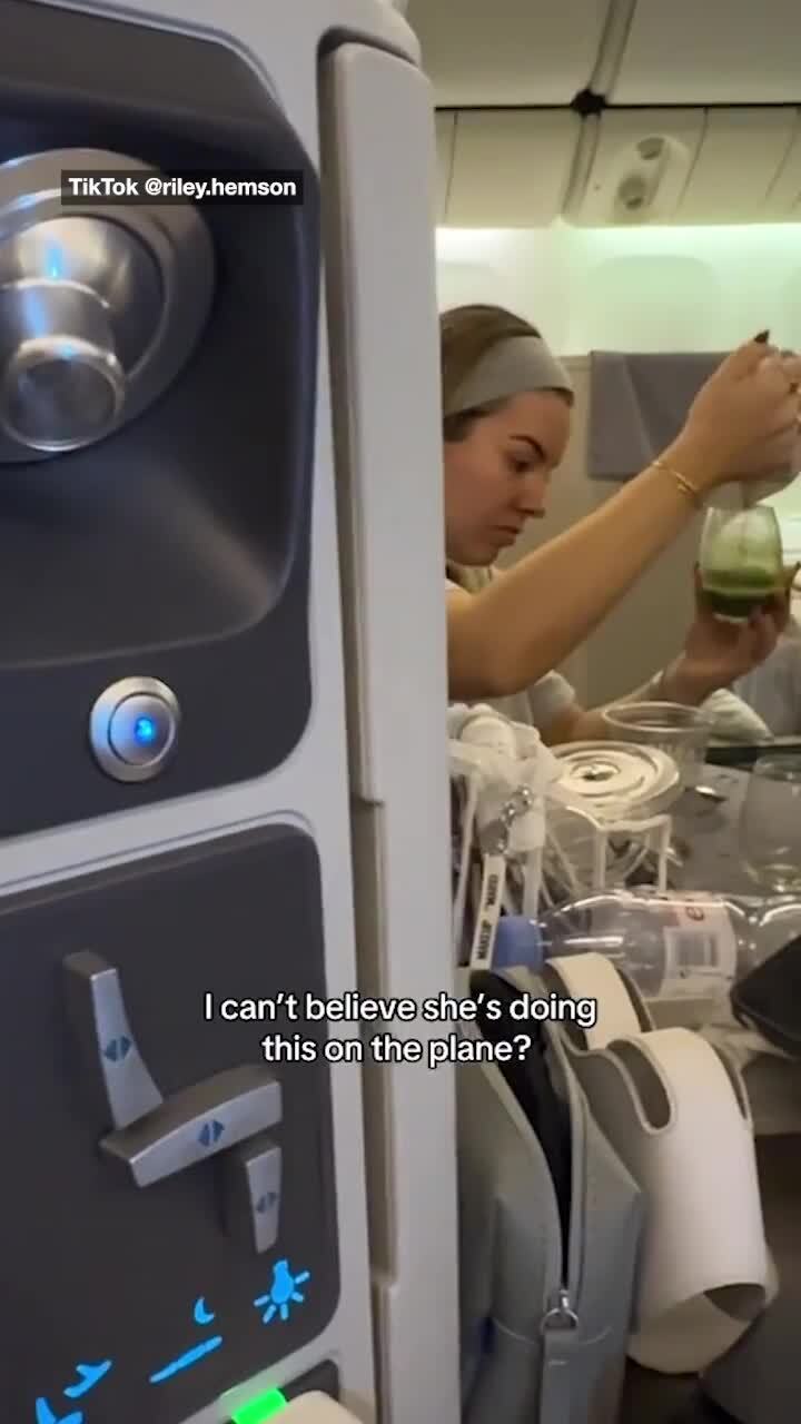 Influencer stuns with in-flight act