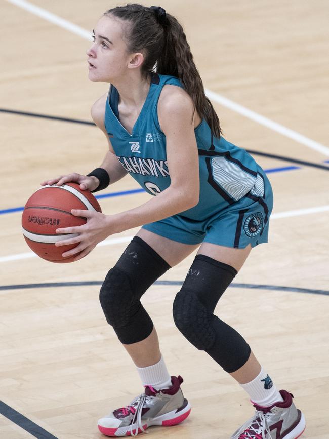 Holly McNamee for Seahawks. Div 2 Gold Medal Match North Gold Coast Seahawks Teal vs Southern Districts Titans. Under 16 Girls State Basketball Championships. Friday, April 15, 2022. Picture: Nev Madsen.