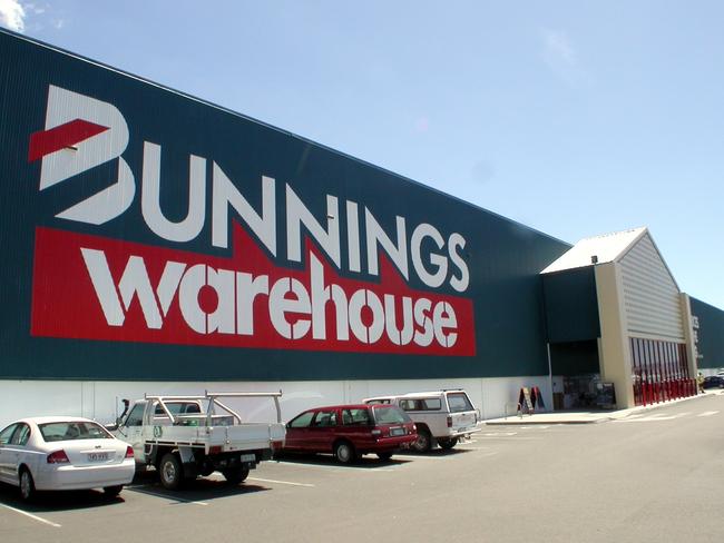 Bunnings building, Mount Louisa. NS122061