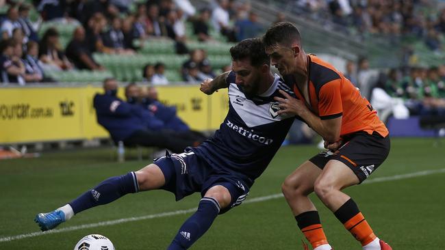 The Victory’s Jake Brimmer (left) and the Roar’s Dylan Wenzel-Halls battle for the ball. Picture: Daniel Pockett/Getty Images