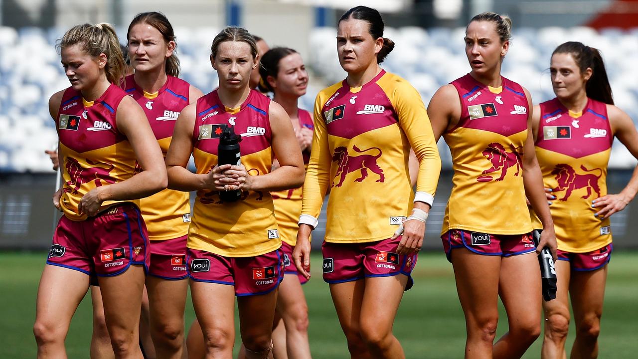 Consegnata la McClelland Cup, la sconfitta del Brisbane nell’AFLW potrebbe costare al club 1 milione di dollari nel controverso sistema delle coppe