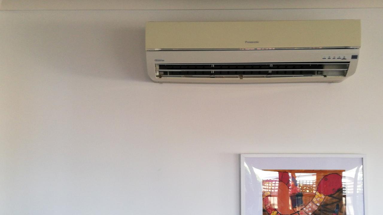 A member showed a before photo of her discoloured airconditioner. Picture: Facebook/BunningsMumsAustralia