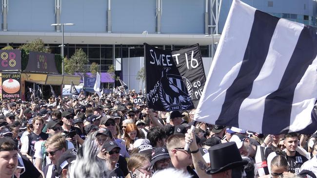 MELBOURNE,AUSTRALIA-NewsWire Photos 30 SEPTEMBER, 2023: EARLY FOOTY FANS FANS. Footy fans get ready early for the Grand Final. Collingwood supporters are a major presence.  Picture: NCA NewsWire / Valeriu Campan