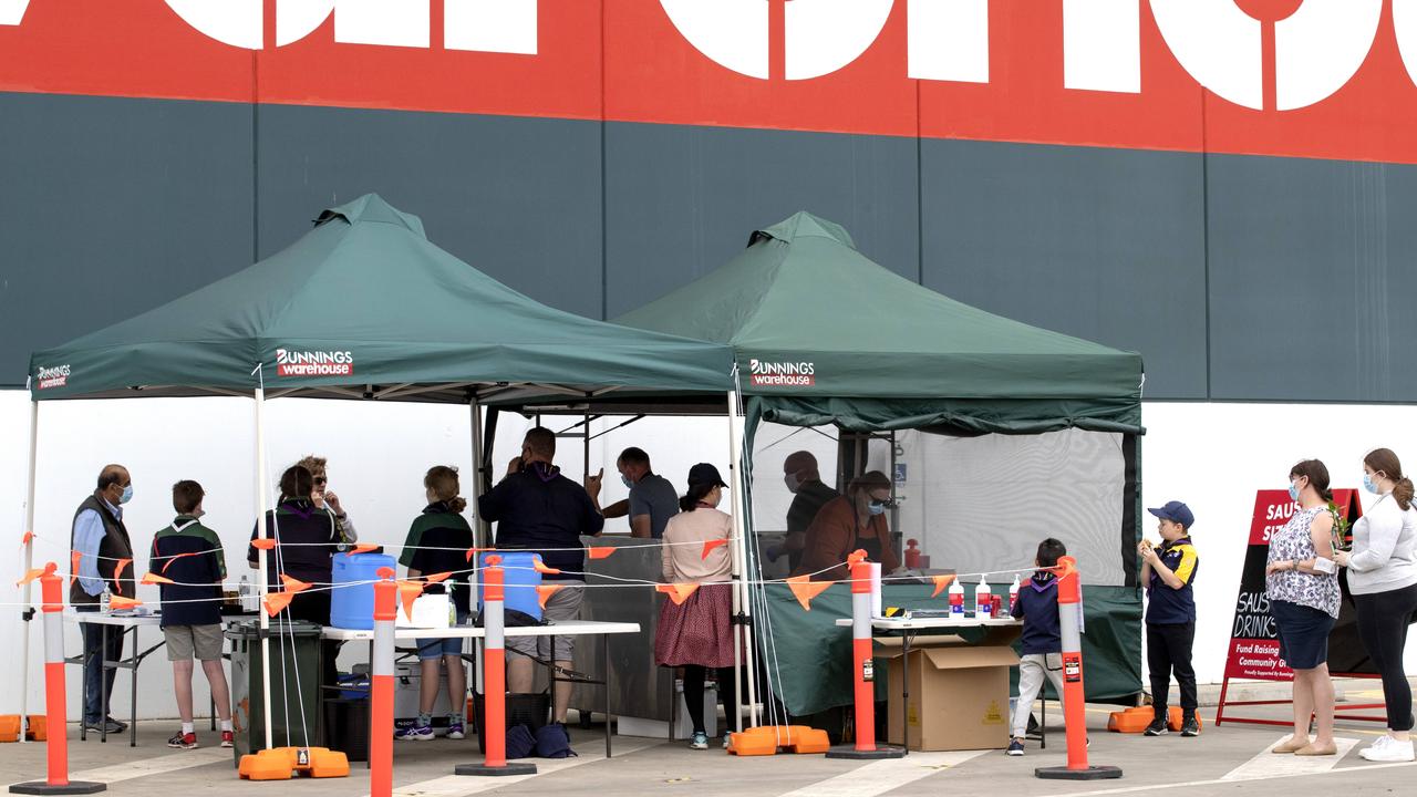 Customers queue for sausages at Bunnings. Picture: NCA NewsWire / David Geraghty