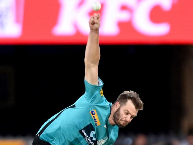 BRISBANE, AUSTRALIA - DECEMBER 19: Mark Steketee of the Heat bowls during the Men's Big Bash League match between the Brisbane Heat and the Sydney Thunder at The Gabba, on December 19, 2021, in Brisbane, Australia. (Photo by Bradley Kanaris/Getty Images)