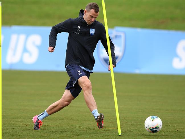 Alex Wilkinson of Sydney FC takes part in a training session at Macquarie University Sports Fields in Sydney, Wednesday, June 17, 2020. (AAP Image/Dan Himbrechts) NO ARCHIVING