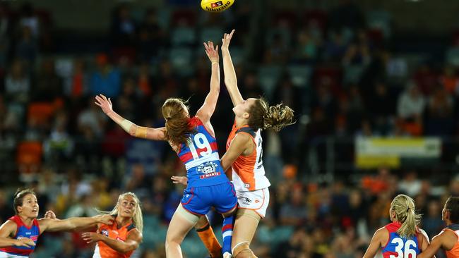 Tiarna Ernst of the Bulldogs and Erin McKinnon of the Giants contest possession during the round seven AFL Women's match.