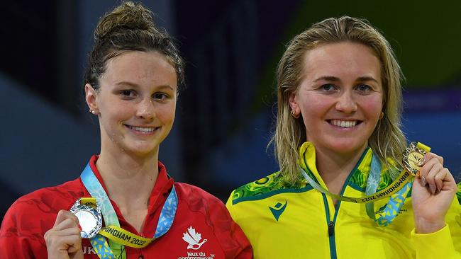 Canada's Summer McIntosh (L) shows off the silver medal she won behind Australia's Ariarne Titmus in the women's 400m freestyle at the Commonwealth Games in Birmingham. Photo: AFP