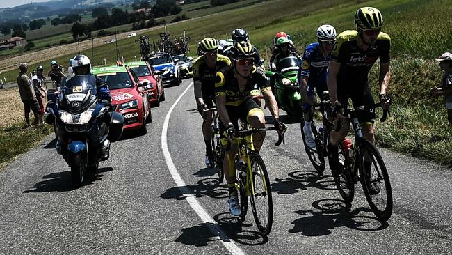 Spectators cheer and wave a French flag as (From R) Australia's Luke Durbridge, Netherlands' Niki Terpstra, France's Thomas Boudat, Belgium's Guillaume Van Keirsbulck (Behind Boudat) and Australia's Matthew Hayman ride during a 5-men breakwaway during the 18th stage of the 105th edition of the Tour de France cycling race, on July 26, 2018 between Trie-sur-Baise and Pau, southwestern France. / AFP PHOTO / Jeff PACHOUD