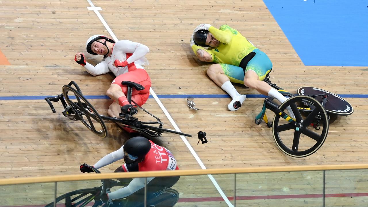 Matthew Glaetzer of Team Australia and Joe Truman of Team England crash