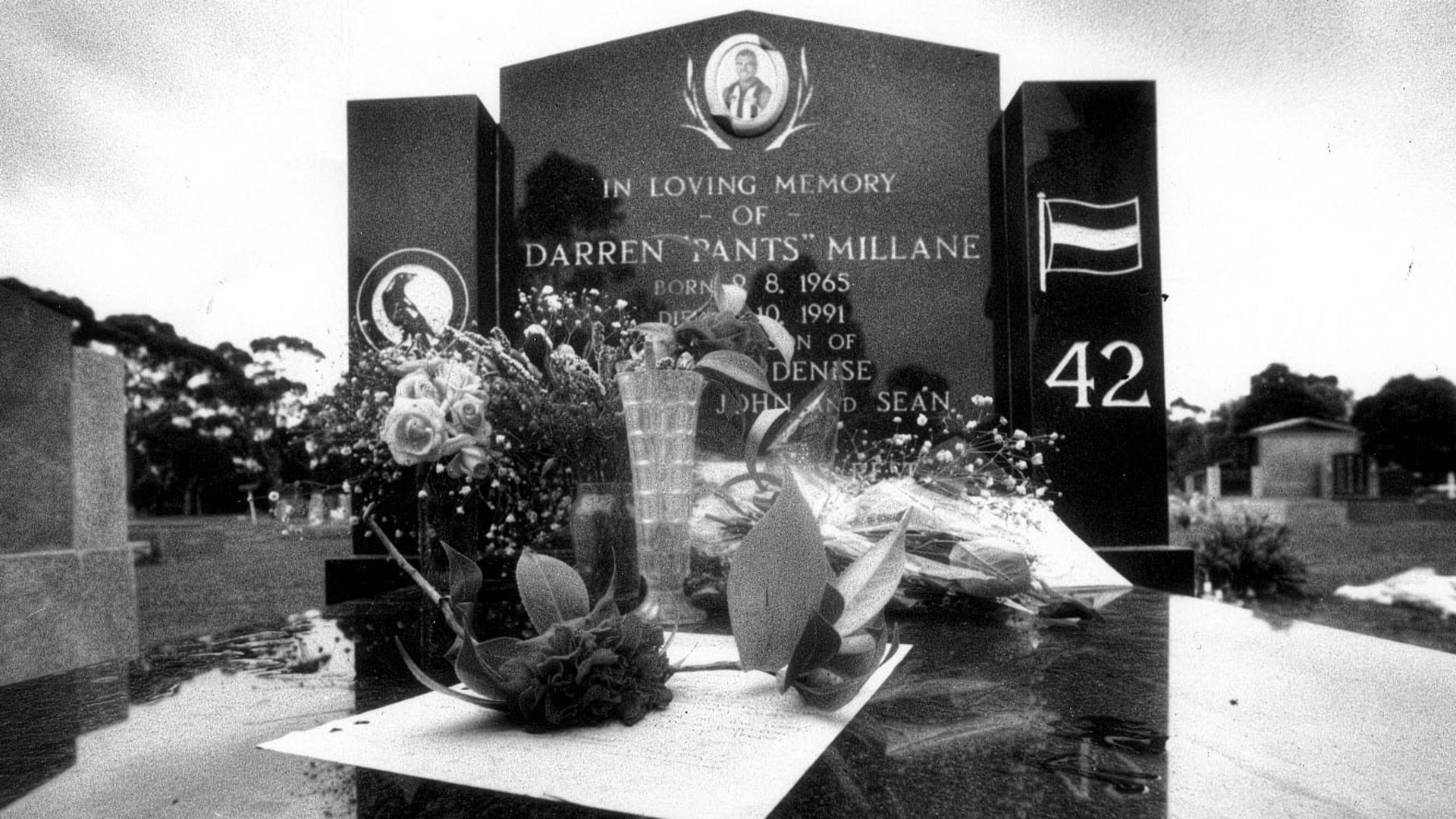 1992. Grave of Collingwood football player Darren Millane. Neg: 921007/27