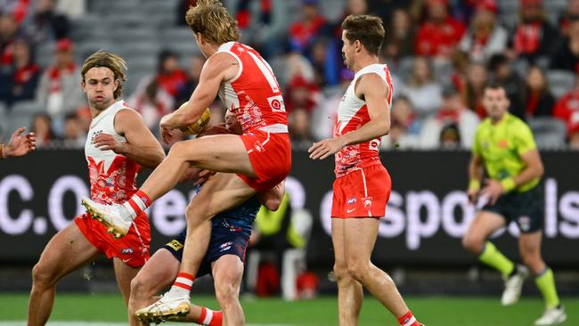Callum Mills bumps Charlie Spargo high. Picture: Quinn Rooney/Getty Images