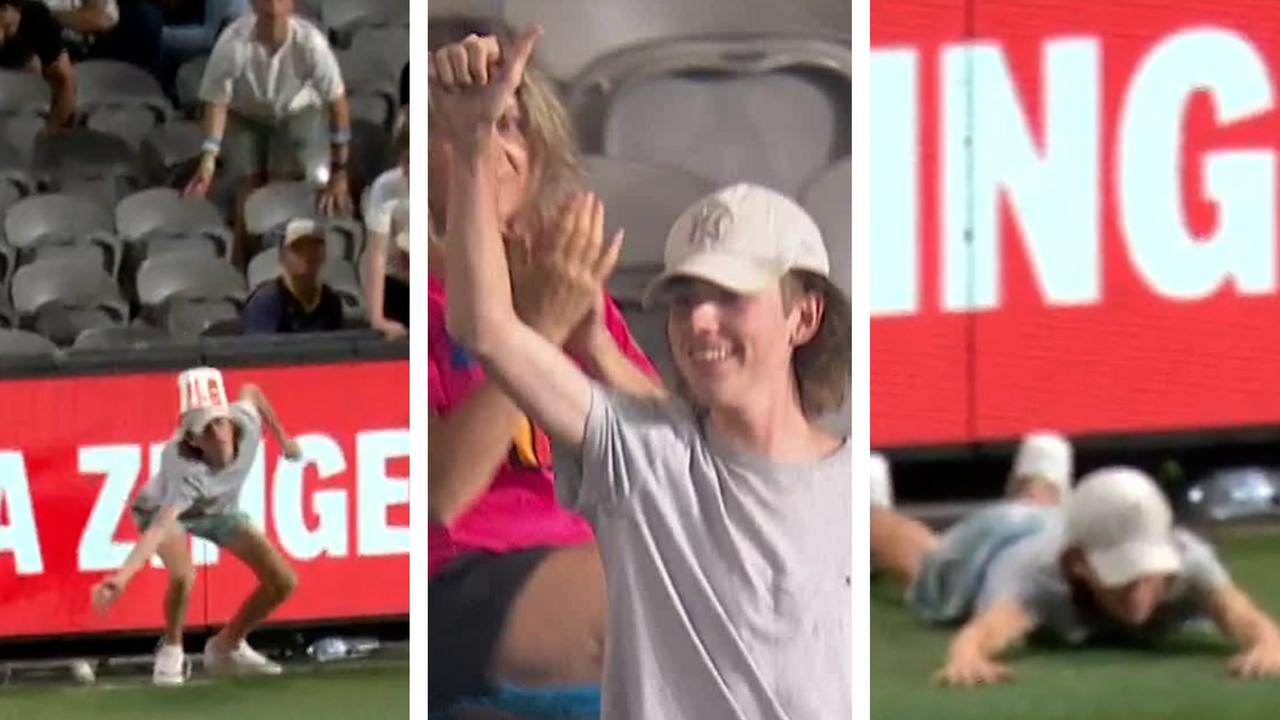 Penunggang melompat pagar dalam upaya menangkap yang lucu, Perth Scorchers vs Sydney Sixers, Marvel Stadium, final