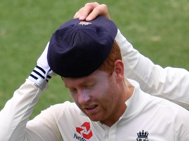 England wicketkeeper Jonny Bairstow (left) is seen with England Captain Joe Root (right) on Day 5 of the First Ashes Test match between Australia and England at the Gabba in Brisbane, Monday, November 27, 2017. (AAP Image/Darren England) NO ARCHIVING, EDITORIAL USE ONLY, IMAGES TO BE USED FOR NEWS REPORTING PURPOSES ONLY, NO COMMERCIAL USE WHATSOEVER, NO USE IN BOOKS WITHOUT PRIOR WRITTEN CONSENT FROM AAP