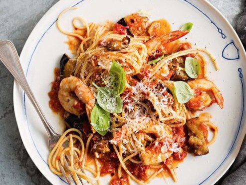 Spaghetti with prawns and eggplant.