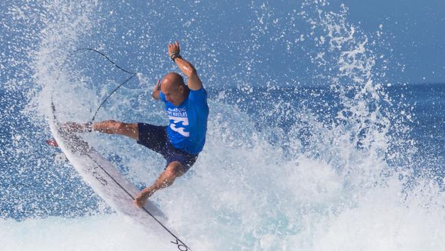 Kelly Slater in full flight at the 2017 Pipeline Masters.  