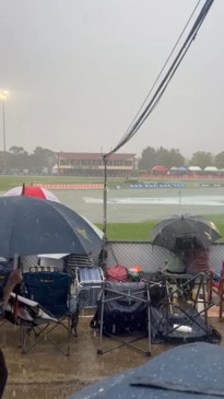 Rain drenches the Stawell Gift