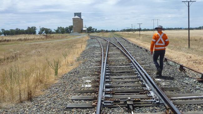 Double-stacked trains will not run through Acacia Ridge after the government gave initial backing to an independent report and its 19 recommendations.