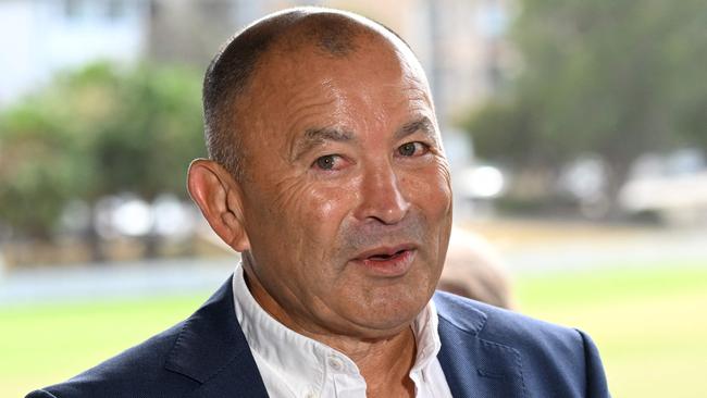 Australia's rugby head coach Eddie Jones speaks to media at Coogee Oval in Sydney on October 17, 2023. Australia head coach Eddie Jones on October 17, 2023 denied a rumoured shift to Japan, pledging to stick with the struggling Wallabies following a disastrous Rugby World Cup campaign. (Photo by Saeed Khan / AFP) / -- IMAGE RESTRICTED TO EDITORIAL USE - STRICTLY NO COMMERCIAL USE --