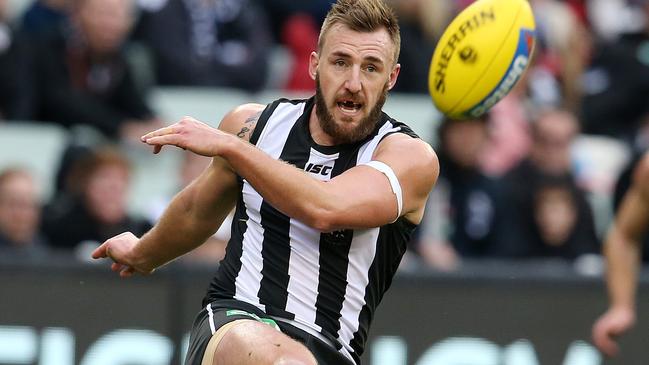 Lynden Dunn takes a break from annoying his opponents to kick the footy. Picture: Michael Klein