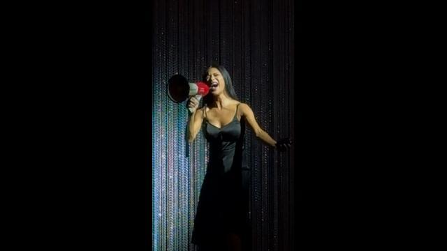 Nicole Scherzinger sings through megaphone during tech difficulties